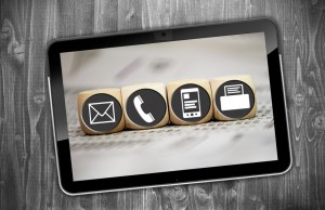 Tablet mit Würfeln und Kontakt